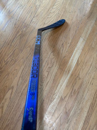 Junior CCM Ribcor Trigger 8 Pro Right Handed Hockey Stick P28 40 Flex (Used) *READ*