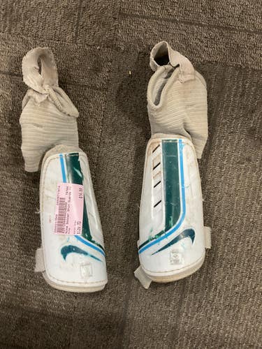 Used Nike Soccer Shin Guards Youth Grey MD 11614-S000231540