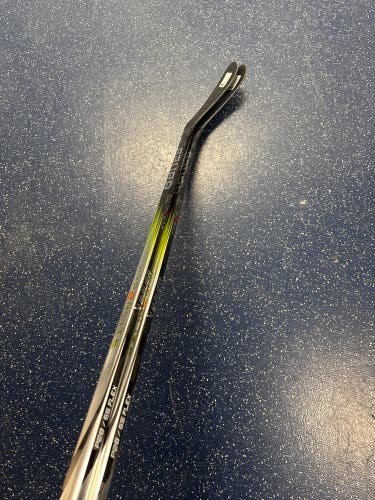 Intermediate Bauer Vapor Hyperlite 2 Right Handed Hockey Stick P28 55 Flex (New)