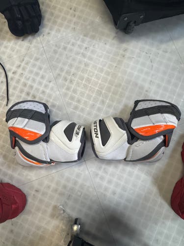 Senior Medium Easton Mako Elbow Pads (Used)