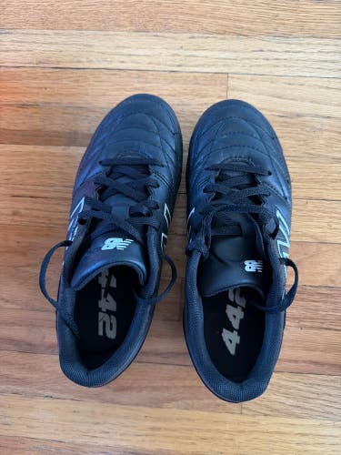 Black Unisex 2.5Y Wide (Big Kids / Youth) New Balance 442 Molded Cleats (Used)