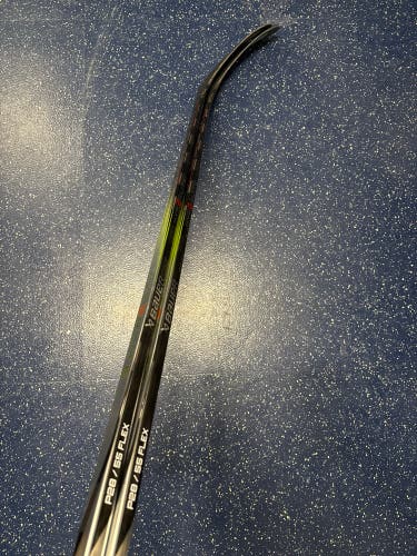 Intermediate Bauer Vapor Hyperlite 2 Left Hand Hockey Stick P28 55 Flex (New)