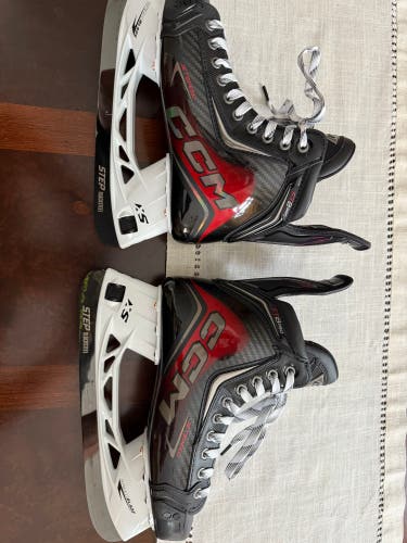 2025 CCM JetSpeed FT8 Pro Hockey Skates Regular Width 7 (Used)