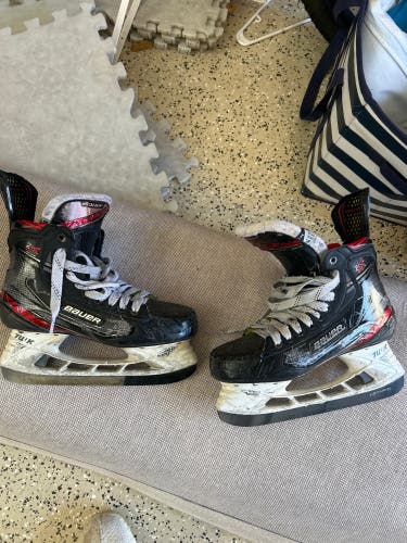 Black 2019 Bauer Vapor 2X Hockey Skates Regular Width 8.5 (Used)
