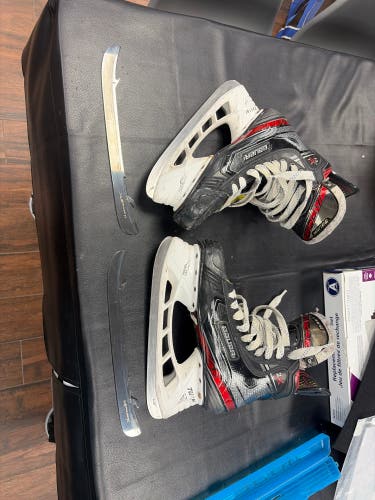 2019 Bauer Vapor 2X Hockey Skates Extra Wide Width 8 (Used)