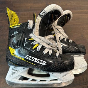 Bauer Supreme Matrix Junior Hockey Skates Regular Width Size 1.5 (Used)