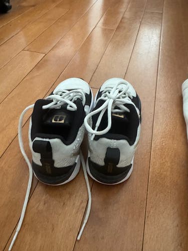 White Men's 2.5Y (Big Kids / Youth) Youth Nike Shoes (Used)