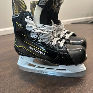 2024 Bauer Supreme M40 Youth Hockey Skates 13.5 (Used)