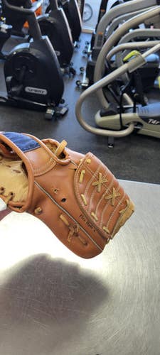 Used 10 GLOVE BB/SB Glove RH Throw Brown 10" 11497-C000155804