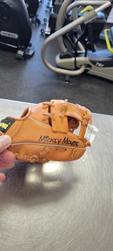 Used DISNEY 8 BB/SB Glove RH Throw None 8" 11497-C000155802