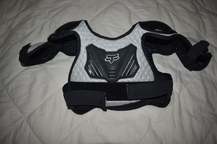 Fox Titan PeeWee Roost Deflector, Black/Gray, M/L (Ages 6-9) - Great Condition!
