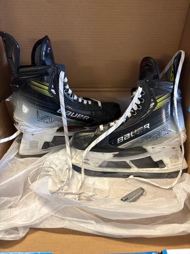 2023 Bauer Vapor Hyperlite 2 Hockey Skates Regular Width 9 (Used)