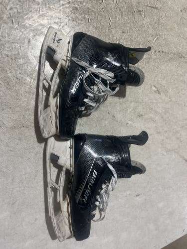 Black 2023 Bauer Vapor Hyperlite 2 Hockey Skates Regular Width Pro Stock 9 (Used)