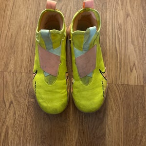 Yellow Unisex 5Y (Big Kids / Youth) Nike Turf Cleats Cleats (Used)