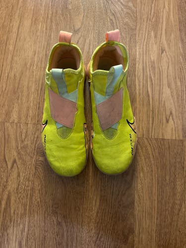 Yellow Unisex 5Y (Big Kids / Youth) Nike Turf Cleats Cleats (Used)