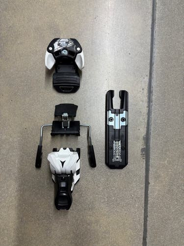 New Atomic Warden 13 MNC Ski Bindings 115mm Brake White Black DIN 4-13