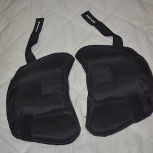 Bauer Hockey Goalie Thigh Guards/Pads, Black