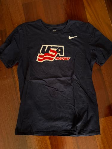 New Nike USA Hockey Team Issued T-Shirt Blue World Juniors Olympics size M