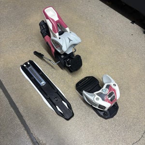 New Atomic Warden 11 MNC Ski Bindings 90mm Brake White Berry DIN 3-11