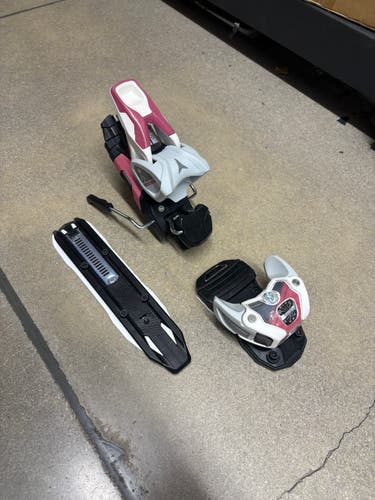 New Atomic Warden 11 MNC Ski Bindings 90mm Brake White Berry DIN 3-11