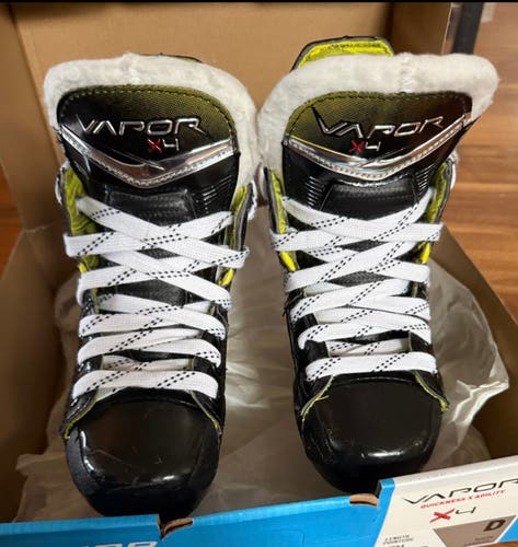 2023 Bauer Vapor X4 Hockey Skates Regular Width 9 (Used)