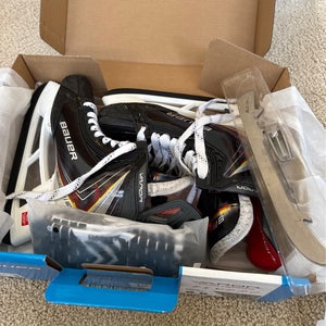2025 Bauer Vapor Flypro Hockey Skates 8.5 (Used) package deal !!