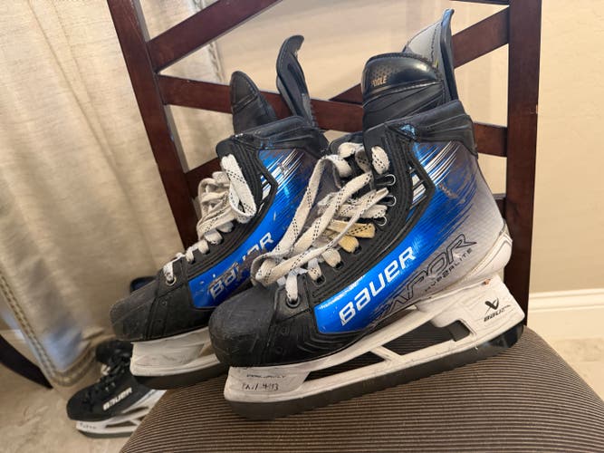 Blue Bauer Vapor Hyperlite 2 Hockey Skates 7 (Used)