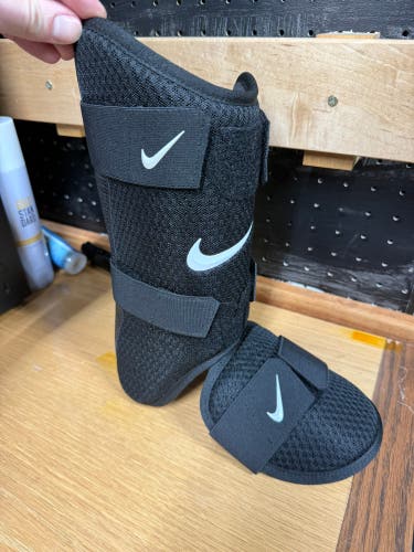 Nike Shin/ankle/foot Guard Right Handed Hitter (Black Adult, New)