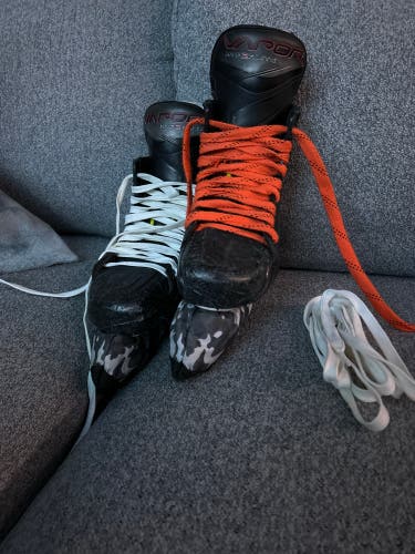 Black 2023 Bauer Vapor Hyperlite 2 Hockey Skates Regular Width 6.5 (Used)