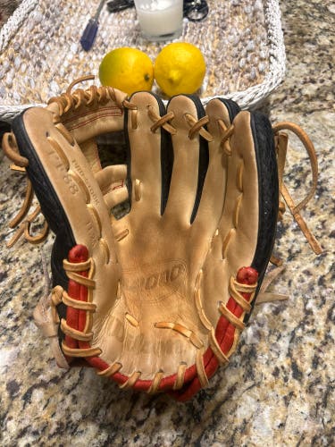 2023 Wilson A2000 RH Infield Baseball Glove 11.25" (Used)