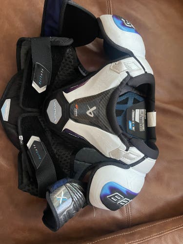 Medium Bauer Vapor Flylite Goalie Chest Protector (Used)