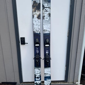 2025 ON3P Billy Goat 118 181 cm Powder Skis with Salomon STH2 13 bindings