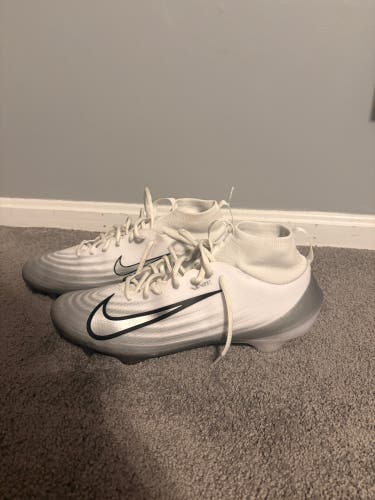 White Men's Size M 12.0 (W 13.0) Adult Nike Molded Cleats Cleats (New)