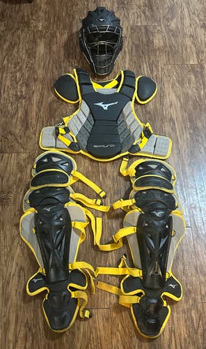 Black/Yellow Mizuno Samurai Catcher's Set (Used)