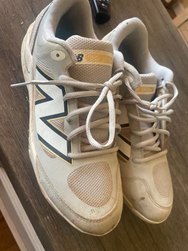 Gray Men's Size M 9.5 (W 10.5) Adult New Balance Molded Cleats Cleats (Used)