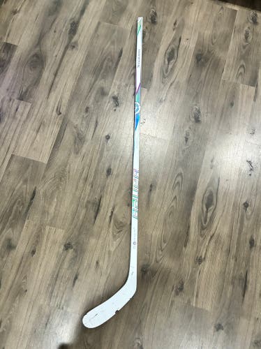 Senior Bauer Proto2 Right Handed Hockey Stick P28 77 Flex (Tape residue on blade after untaping)