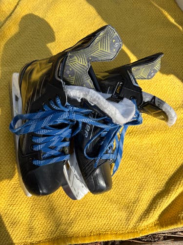 2024 Bauer Supreme M40 Hockey Skates Regular Width Size 5 (Used)