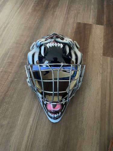 Senior Medium Vaughn VM 5500 Goalie Mask (Used)