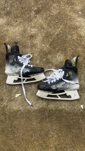 2023 Bauer Vapor Hyperlite 2 Hockey Skates Regular Width 10 (Used)