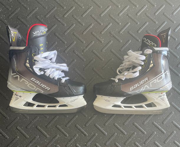 2021 Bauer Vapor Hyperlite Ice Hockey Skates senior size 8.5 Fit 3