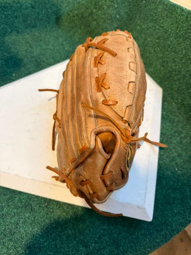 Wilson A2000 RH Pitcher's Baseball Glove 12" (Used)