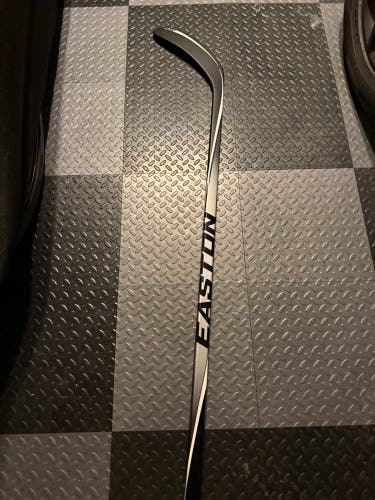 Senior Easton Synergy 20 Right Handed Hockey Stick Mid Pattern 85 Flex (New)