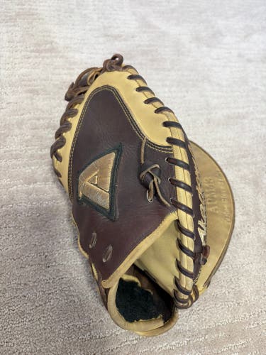 Akadema RH Catcher's Glove 33" (Used)