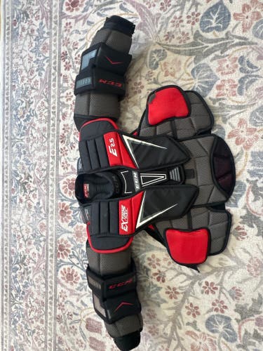 Small / Medium CCM Extreme Flex E2.5 Goalie Chest Protector (Used)