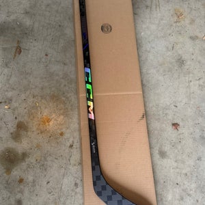 Junior CCM Ribcor Trigger 9 Pro Right Handed Hockey Stick P28 40 Flex (New) Warranty Included!!