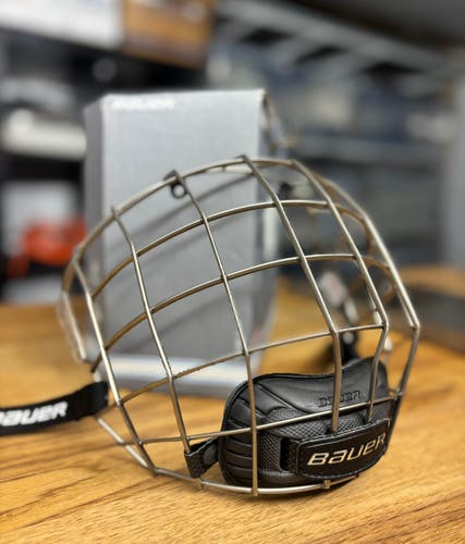 Bauer FM7500 True Vision Full Cage - Senior Medium (Excellent Condition)