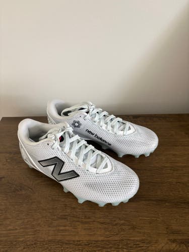 White Unisex Size M 6.5 (W 7.5) New Balance Freeze V5 Low Top Molded Cleats (New)