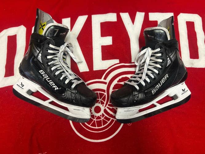 NHL Pro Stock Black Bauer Vapor Hyperlite 2 Ice Hockey Skates 9 Fit 2 MadeCanada