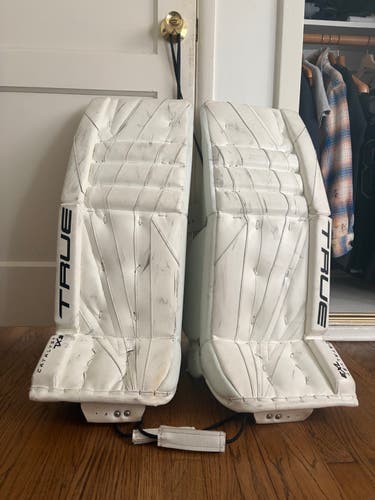 32" True Catalyst 7X3 Goalie Leg Pads (Used)