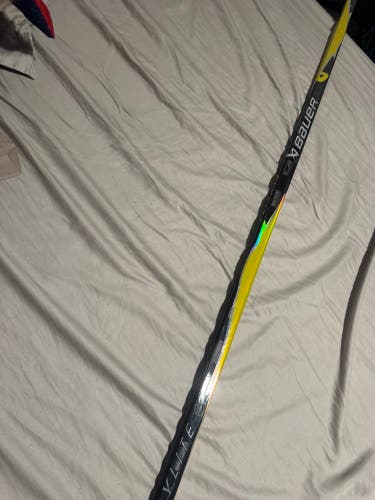 Intermediate Bauer Vapor Flylite Right Handed Hockey Stick P28 65 Flex (New)